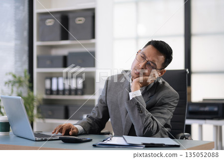 Businessman are under stress from working for poor work. Businessman are under stress from working for poor work. 135052088