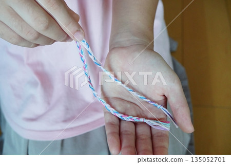 Colorful friendship bracelets in the palm of your hand Finished handmade accessories Colorful friendship bracelets in the palm of your hand Finished handmade accessories 135052701
