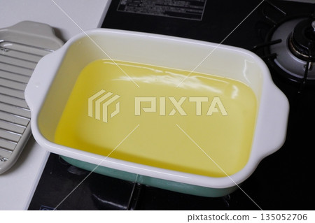 在搪瓷托盤中用油進行烹飪準備 煎炸前的廚房場景 在搪瓷托盤中用油進行烹飪準備 煎炸前的廚房場景 135052706