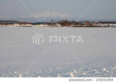 就連北海道的湖泊都結冰了。 135052994