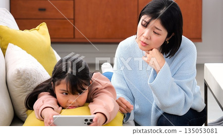 親子爭吵、智慧型手機、長時間玩遊戲、學習影像 135053081