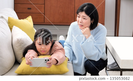 親子爭吵、智慧型手機、長時間玩遊戲、學習影像 135053082