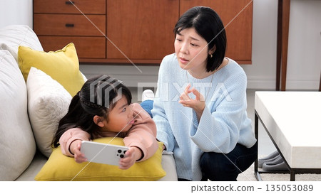 親子爭吵、智慧型手機、長時間玩遊戲、學習影像 親子爭吵、智慧型手機、長時間玩遊戲、學習影像 135053089
