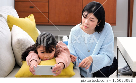 Parent-child quarrel, smartphone, long hours of gaming, studying image Parent-child quarrel, smartphone, long hours of gaming, studying image 135053098
