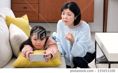 親子爭吵、智慧型手機、長時間玩遊戲、學習影像 親子爭吵、智慧型手機、長時間玩遊戲、學習影像 135053100