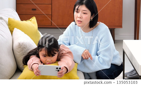 Parent-child quarrel, smartphone, long hours of gaming, studying image Parent-child quarrel, smartphone, long hours of gaming, studying image 135053103