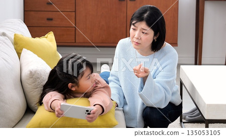 Parent-child quarrel, smartphone, long hours of gaming, studying image 135053105