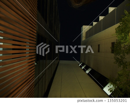 從城市建築群的一角看到的夜景。 135053201