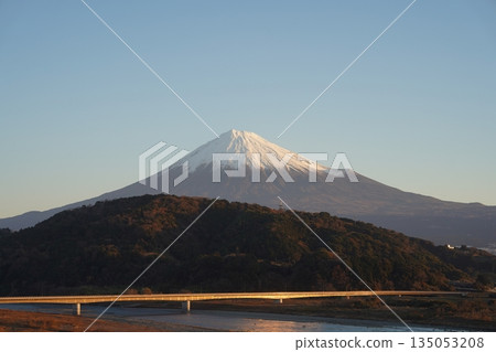 夕陽下的富士山 夕陽下的富士山 135053208
