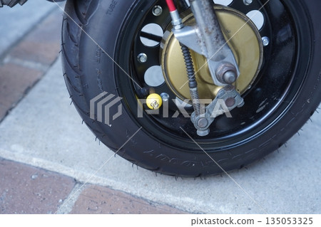 刺破的自行車輪胎 刺破的自行車輪胎 135053325