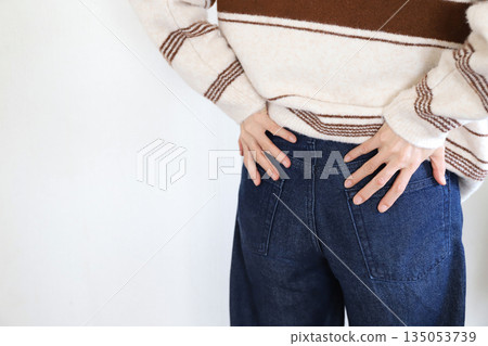 女性感到下背部疼痛 女性感到下背部疼痛 135053739