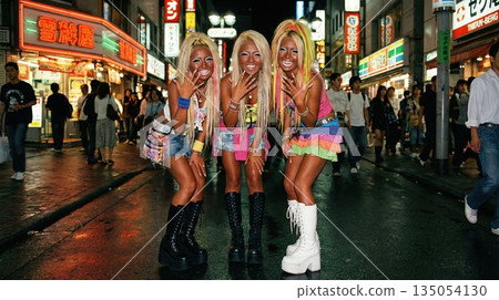 三位平成山姥少女在澀谷夜生活中擺姿勢 135054130