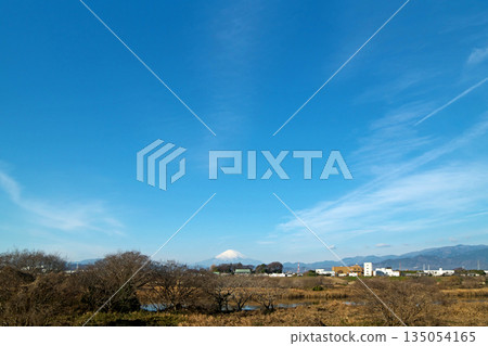 從湘南銀河橋附近眺望富士山（冬季，12月） 135054165