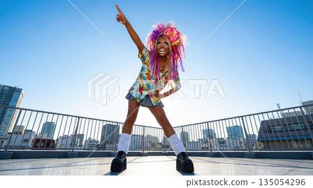 陽光明媚的一天，一位頂著彩虹色頭髮的黑皮辣妹在城市裡活力四射地擺著姿勢。 135054296