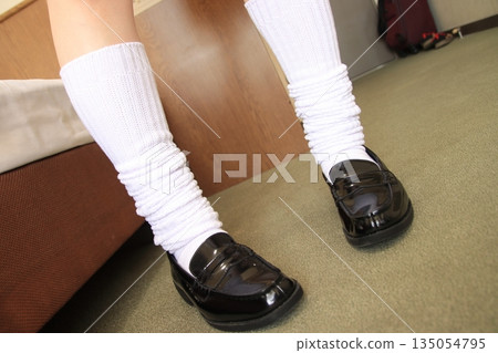 [Material image] Loose socks and loafers: symbols of high school fashion 135054795