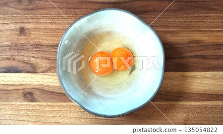 Twin raw eggs material/photo Twin raw eggs material/photo 135054822