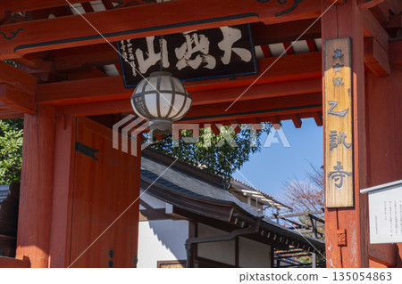 乙國寺大門秋葉季 135054863