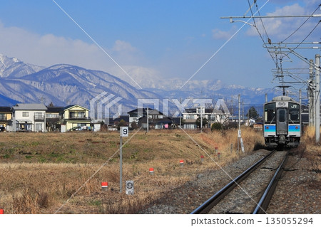 大糸東線E127系列車在美麗的北阿爾卑斯山脈的注視下悠閒地行駛著。照片拍攝於2025年12月7日。 135055294