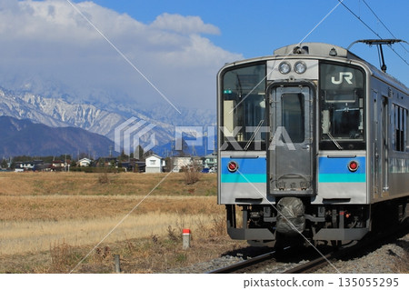 大糸東線E127系列車在美麗的北阿爾卑斯山脈的注視下悠閒地行駛著。照片拍攝於2025年12月7日。 135055295