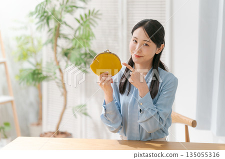 A woman in her twenties with a wallet 135055316