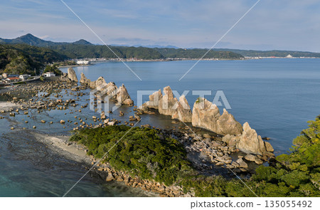 黃昏時分,橋龜岩綿延在串本灣上空,構成了一幅壯麗的海岸景色。 黃昏時分,橋龜岩綿延在串本灣上空,構成了一幅壯麗的海岸景色。 135055492
