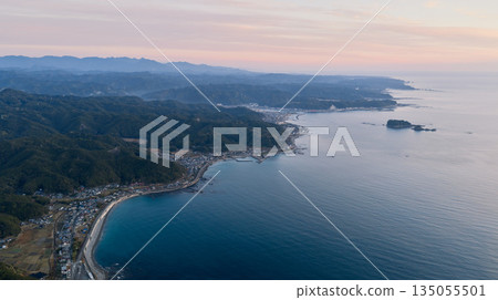 黎明時分,從空中俯瞰和歌山南部海岸線。 黎明時分,從空中俯瞰和歌山南部海岸線。 135055501