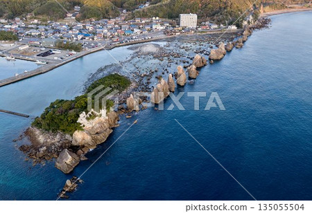 從空中俯瞰港口小鎮和橋龜岩(和歌山縣串本市) 從空中俯瞰港口小鎮和橋龜岩(和歌山縣串本市) 135055504