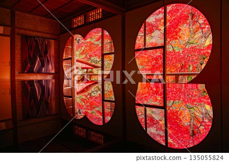 秋葉倒映在遊才亭的圓形窗戶上。 135055824