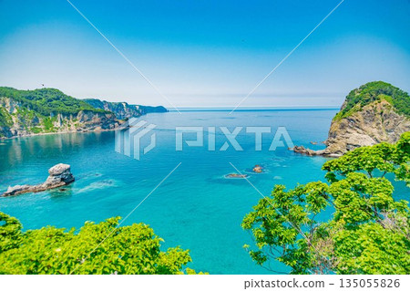 積丹省奧貢岬清澈湛藍的海水 135055826