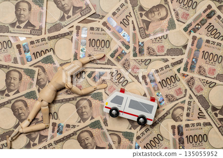 一個倒下的玩偶、一輛救護車和一堆1萬日元鈔票 135055952