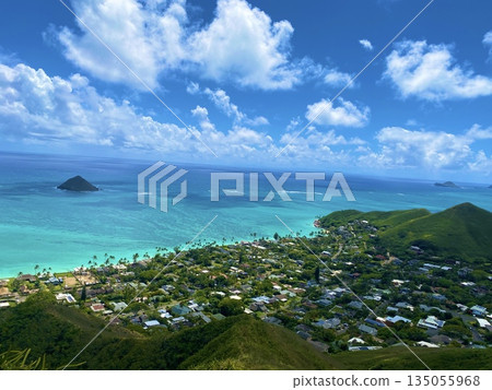 從夏威夷的山上可以欣賞到壯麗的海景 從夏威夷的山上可以欣賞到壯麗的海景 135055968