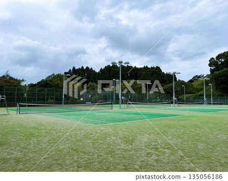 多片網球場與蔚藍的天空 | 運動場景 135056186