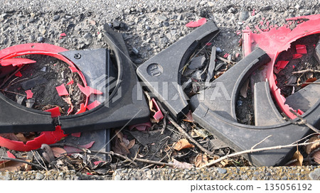 交通錐的殘骸,已被砸得粉碎 交通錐的殘骸,已被砸得粉碎 135056192