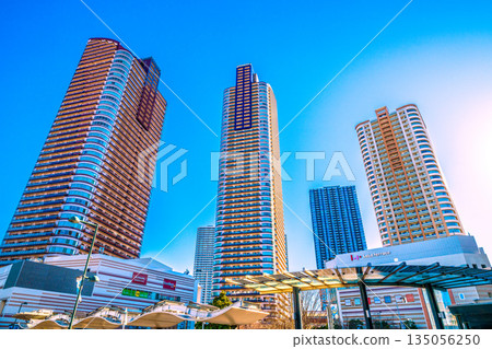 日本川崎市景：武藏小杉車站前的塔式公寓大樓群。新時代的希望之光（2026年1月6日） 135056250