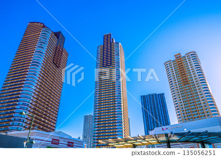 日本川崎市景：武藏小杉車站前的塔式公寓大樓群。新時代的希望之光（2026年1月6日） 135056251