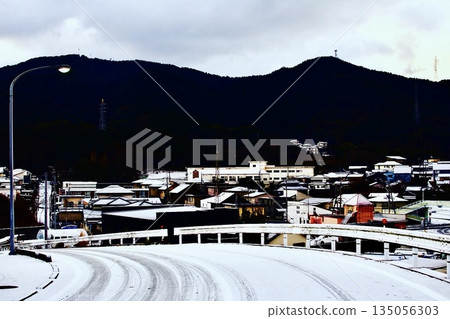 積雪覆蓋的上坡 積雪覆蓋的上坡 135056303