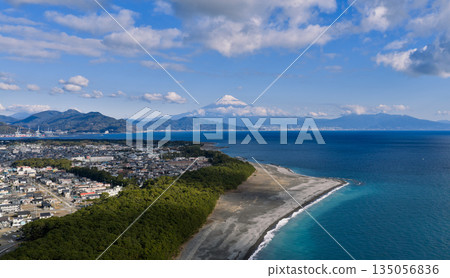 Aerial view of the coastline of Miho no Matsubara and Mount Fuji and Suruga Bay seen through the pine forest 135056836