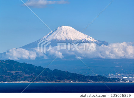 冬季富士山白雪皚皚,巍峨聳立於駿河灣之上,空拍視角盡收眼底。 冬季富士山白雪皚皚,巍峨聳立於駿河灣之上,空拍視角盡收眼底。 135056839