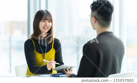 兩個商人,一男一女,開會 兩個商人,一男一女,開會 135057083