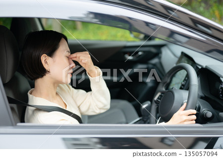 一位女士在車上感到疲倦 135057094