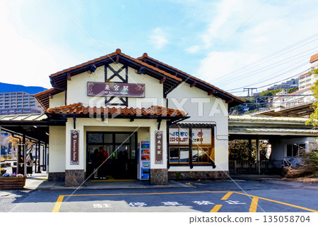 【靜岡】冬日的熱海：復古的木之宮車站大樓 135058704