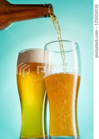 Tasting, degustation of fizzy ale, lager or cider. 135059338