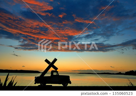 Cross On Pickup Truck At Foxton Beach River Bay Cross On Pickup Truck At Foxton Beach River Bay 135060523