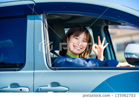 一位女子正在公路旅行 135062783