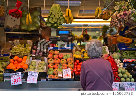 Old lady standing at a fruit stand at the market of Cadiz 135063788