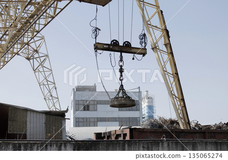 Steel Scrap Yard Gantry Crane With Lifting Magnet 135065274