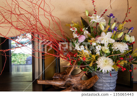 flower arrangement flower arrangement 135065443