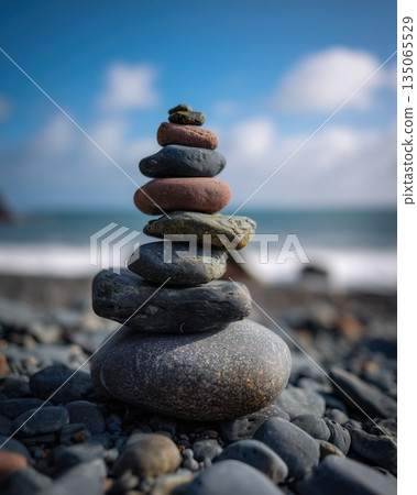 用海灘上堆積的鵝卵石像徵的平衡的三維表現形式 135065529