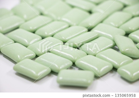Gum Gum 135065958