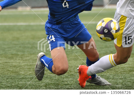 運球的足球運動員 135066726